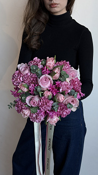 Букет з піоноподібних троянд, гвоздик та гіацинтів з евкаліптом