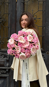 Букет з ранункулюсів Hanoi Super, троянд Heidi та бувардії 