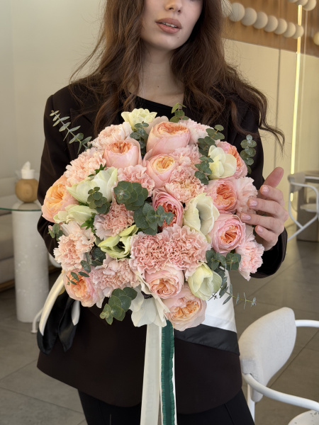 Букет з троянд Julietta, анемон Mistral Pure, гвоздик Hanoi та евкаліпту 