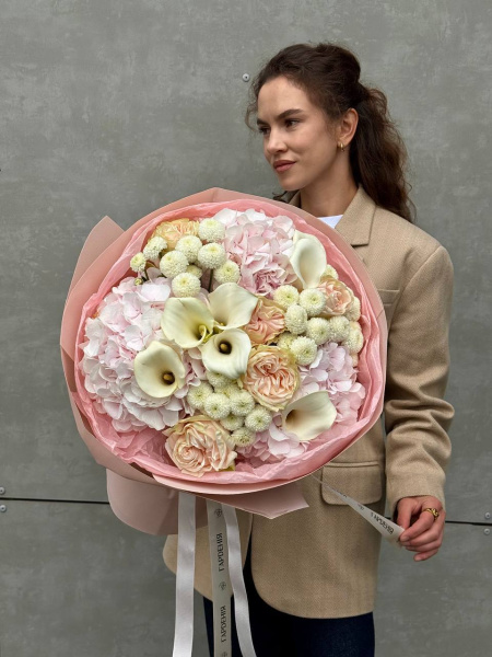 Букет з гортензій, кал, троянд та сантіні