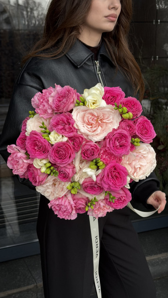 Букет з рожевих піоноподібних троянд, малинових гвоздик та білої фрезії