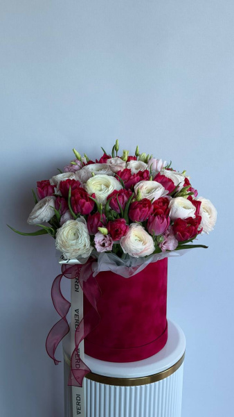 Композиція в оксамитовій коробці з ранункулюсів, тюльпанів та еустоми