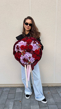 Букет з гортензій, троянд та левкодендрону 