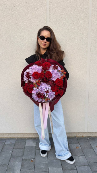 Букет з гортензій, троянд та левкодендрону 