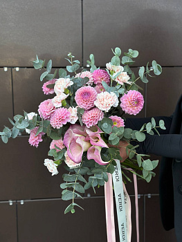 Букет з кал, гвоздик, жоржин та евкаліпту 