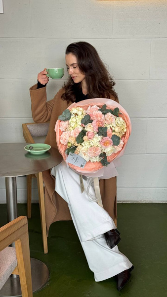 Букет з персикових троянд, кремових гвоздик та евкаліпту в ніжному пакуванні