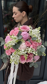 Букет з рожевих півоній, троянд та білого бузку з евкаліптом