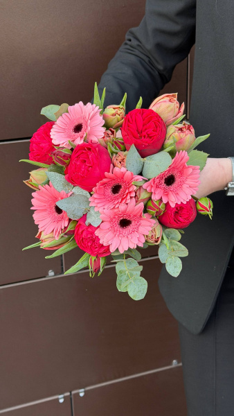 Пишний букет з рожевих гербер, червоних троянд та евкаліпту