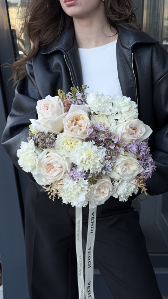 Букет з кремових троянд, білих гвоздик та бузку