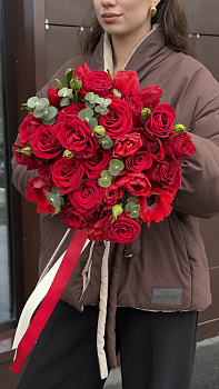 Букет з червоних троянд, анемонів та евкаліпту