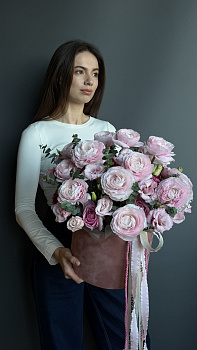 Коробка з ніжно-рожевих ранункулюсів, еустоми та евкаліпту