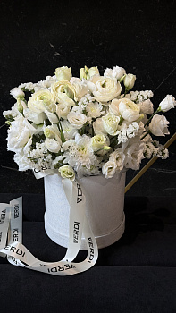 Коробка з білих ранункулюсів, еустом та хризантем у світлому велюрі