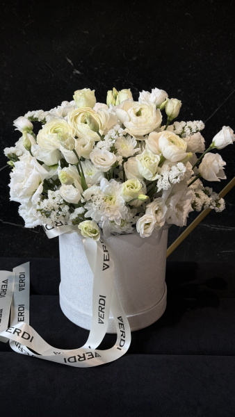 Коробка з білих ранункулюсів, еустом та хризантем у світлому велюрі