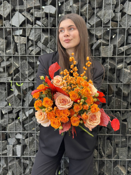 Букет з троянд Shimmer, троянд Orange Queen та ілексу Orange