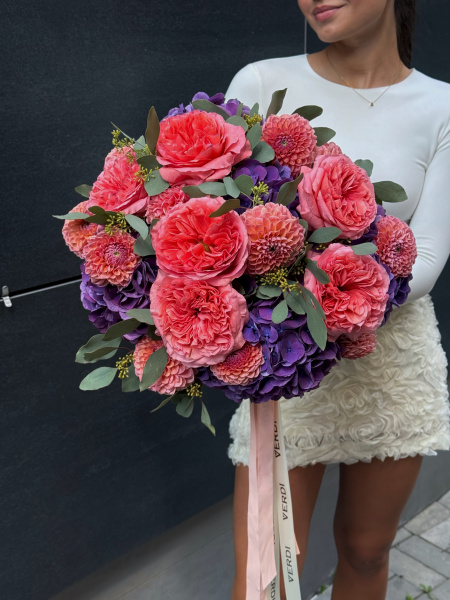 Букет з гортензій, жоржин, троянд та евкаліпту 