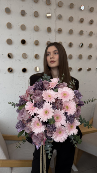 Букет з гербер Briadal Kimsey, троянд Memory Lane, евкаліпту та скімії 