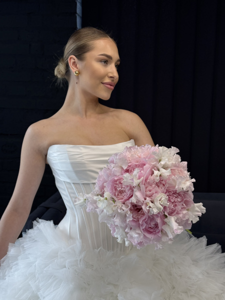 Букет для нареченої - півонії та лазурус