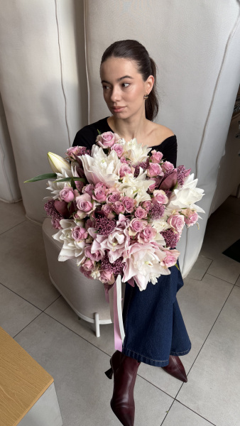 Букет з білих піоновидних лілій, рожевих кущових троянд та скімії