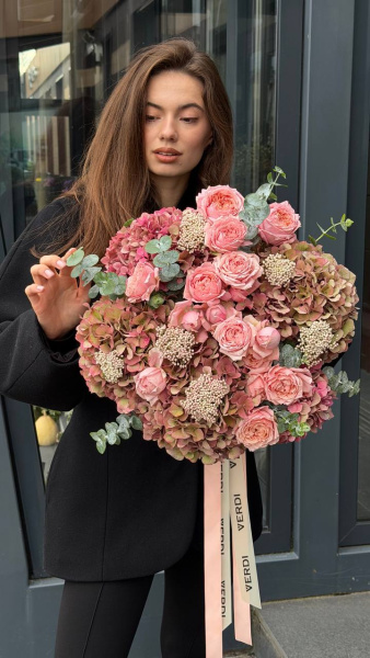 Букет з гортензій Glowing Alps, троянд Julietta, озатамнусу та евкаліпту