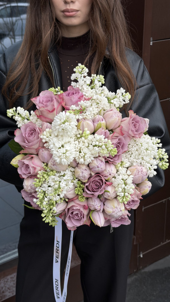 Букет з лавандових троянд, тюльпанів та білого бузку