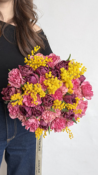 Букет з фіолетових тюльпанів, рожевих гвоздик та мімози