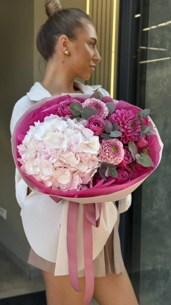 Букет з гортензії, жоржин, троянд та евкаліпту 