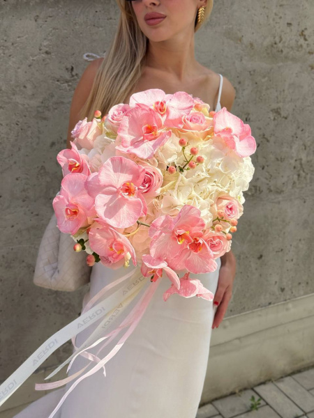 Букет з гортензій, орхідей та хіперікуму 