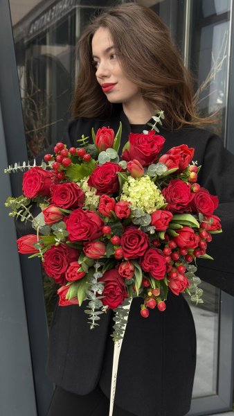 Букет з червоних троянд, тюльпанів та ягід гіперікуму з евкаліптом