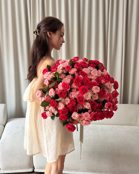 Букет з рожевих та яскраво-рожевих кущових троянд зі стрічками