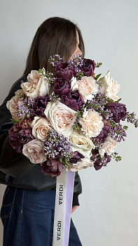 Букет з кремових троянд, пурпурових тюльпанів та бузку