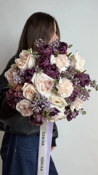 Букет з кремових троянд, пурпурових тюльпанів та бузку