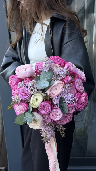 Букет з рожевих троянд, ранункулюсів та бузку з евкаліптом