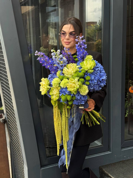 Букет з гортензій, дельфініум, троянди, гвоздики та амарантусу 