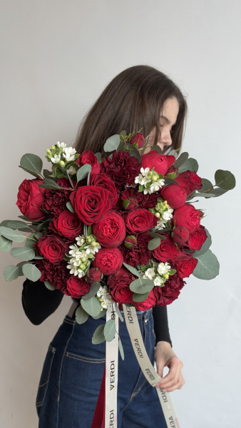 Букет з червоних піоновидних троянд, гвоздик та білого оксипеталуму