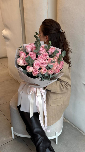 Букет з рожевих троянд та евкаліпту в ніжному пакуванні