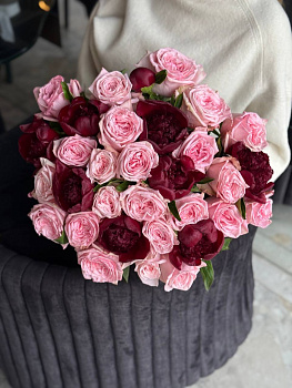 Букет з півоній та троянд