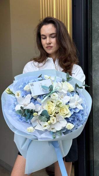 Букет з гортензій, еустоми , фаленопсису та троянд