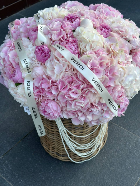 Композиція з гортензій та півоній