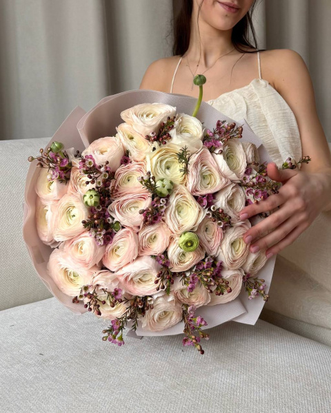 Букет з ніжно-рожевих ранункулюсів та хамелаціуму