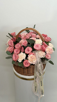 Корзина з рожевих кущових троянд, кремових гвоздик та евкаліпту