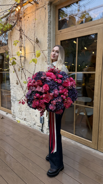 Букет з гортензій Pimpernel, троянд Lola, троянд Marvellous Bubbles, шампо Erica та евкаліпту