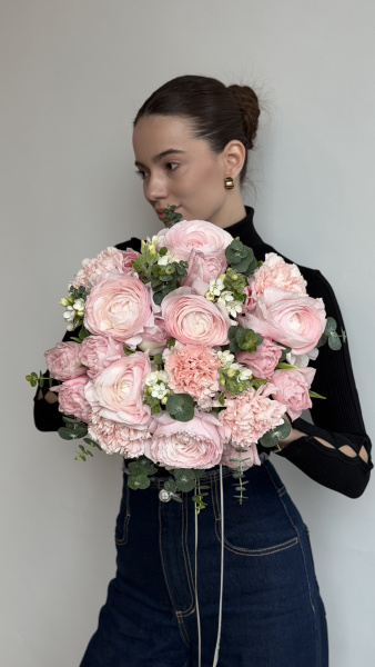 Букет з рожевих ранункулюсів, гвоздик та евкаліпту