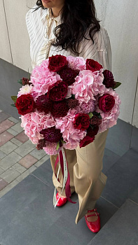 Букет з гортензій, троянд та жоржин