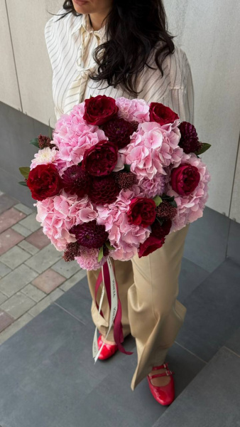 Букет з гортензій, троянд та жоржин