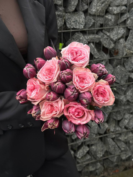 Букет з тюльпанів Double Bubble та троянд Pink O'Hara