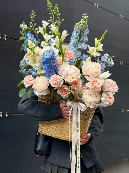 Композиція з дельфініума, гвоздик, півоній та гладіолусів