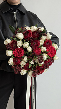 Букет з червоних ранункулюсів, піоноподібних троянд та білих тюльпанів