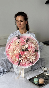 Букет з ніжно-рожевої гортензії, орхідей цимбідіум та гвоздик у світлому пакуванні