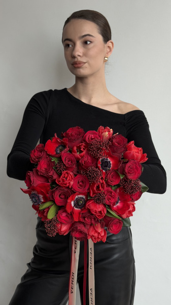 Букет з червоних анемонів, троянд та тюльпанів