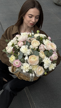 Корзина з кремових ранункулюсів, білих гвоздик та евкаліпту